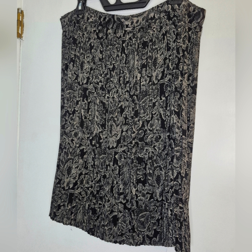 Sophisticated and versatile Jones New York pleated skirt, size 14.